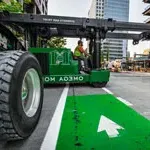 Thumbnail of ω澳门威斯人平台首页 Machinery moving crew driving green lift in downtown 西雅图.