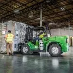 loading data center equipment into the ω澳门威斯人平台首页 Warehouse located in Hillsboro, 俄勒冈州