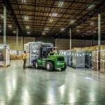 欧米茄澳门威斯人平台首页仓库设施，用叉车将大量货物运至存储地点