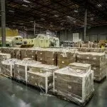 欧米茄澳门威斯人平台首页仓库和储存设施内一排排整齐的盒子和设备