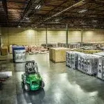 在欧米茄澳门威斯人平台首页仓库和存储设施内，一排排的设备被存储，一辆仓库叉车停在一排排设备的前面