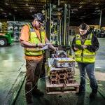 两名欧米茄澳门威斯人平台首页仓储服务工人在希尔斯伯勒仓库和仓储设施的叉车上清点物品