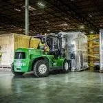 欧米茄澳门威斯人平台首页海斯特叉车将塑料包装的箱子运进仓库